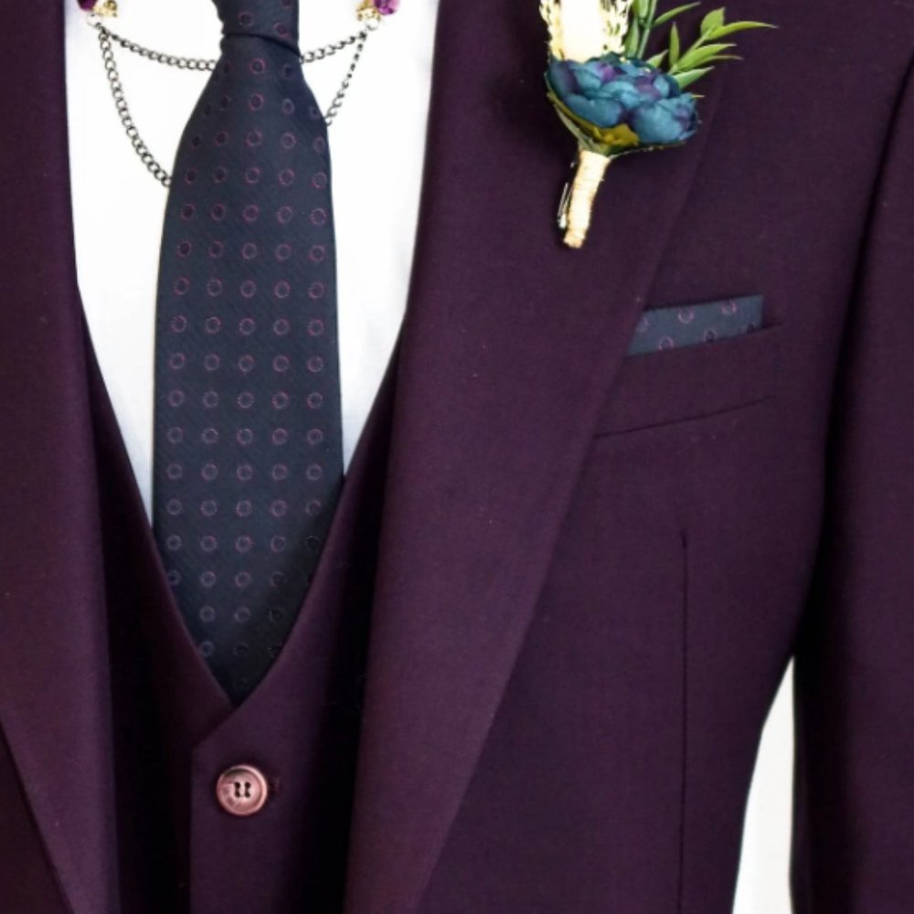 Suit - Picture 2 of 4